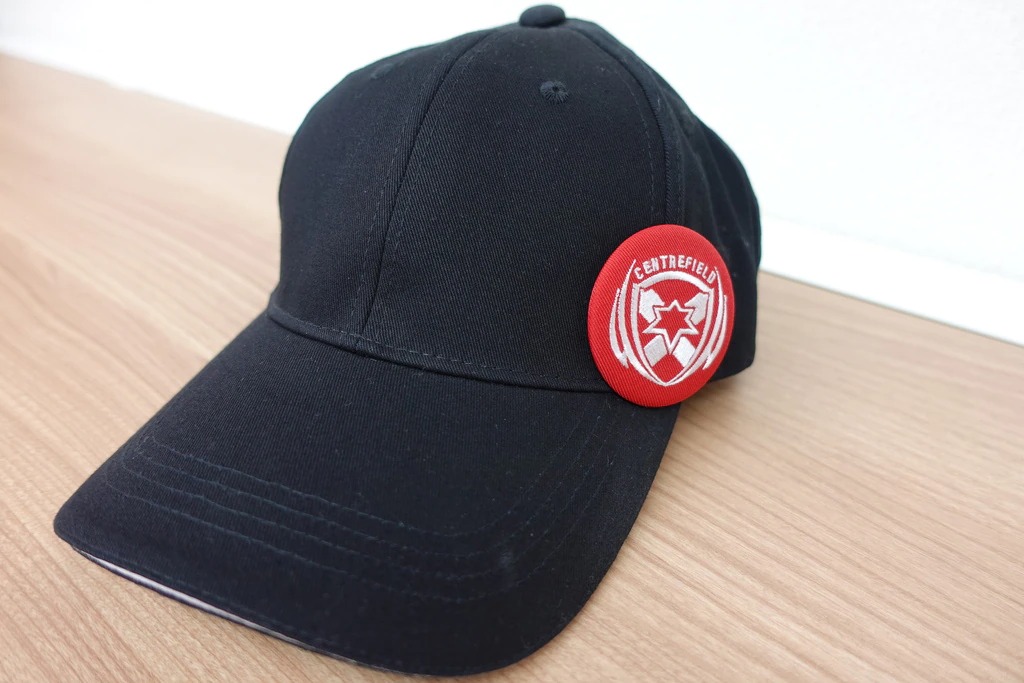 布地キャップと刺繍バッジの組み合わせ