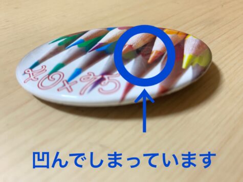 専門業者が解説 へこんだ缶バッジの直し方やパターン別の破損に対処する方法 リアライズのバッチリ缶バッジ